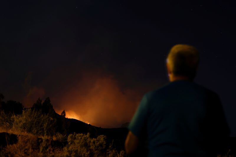 Una persona observa el avance de un incendio, en la zona del Pico de las Nieves, en la isla canaria de Gran Canaria, España. 25 de julio de 2023. REUTERS/Borja Suárez
