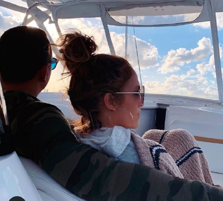 Vestidos con sudaderas y ropa cómoda, Jennifer López y Alex Rodríguez se relajaron a bordo de un yate (Foto: Instagram @jlo)