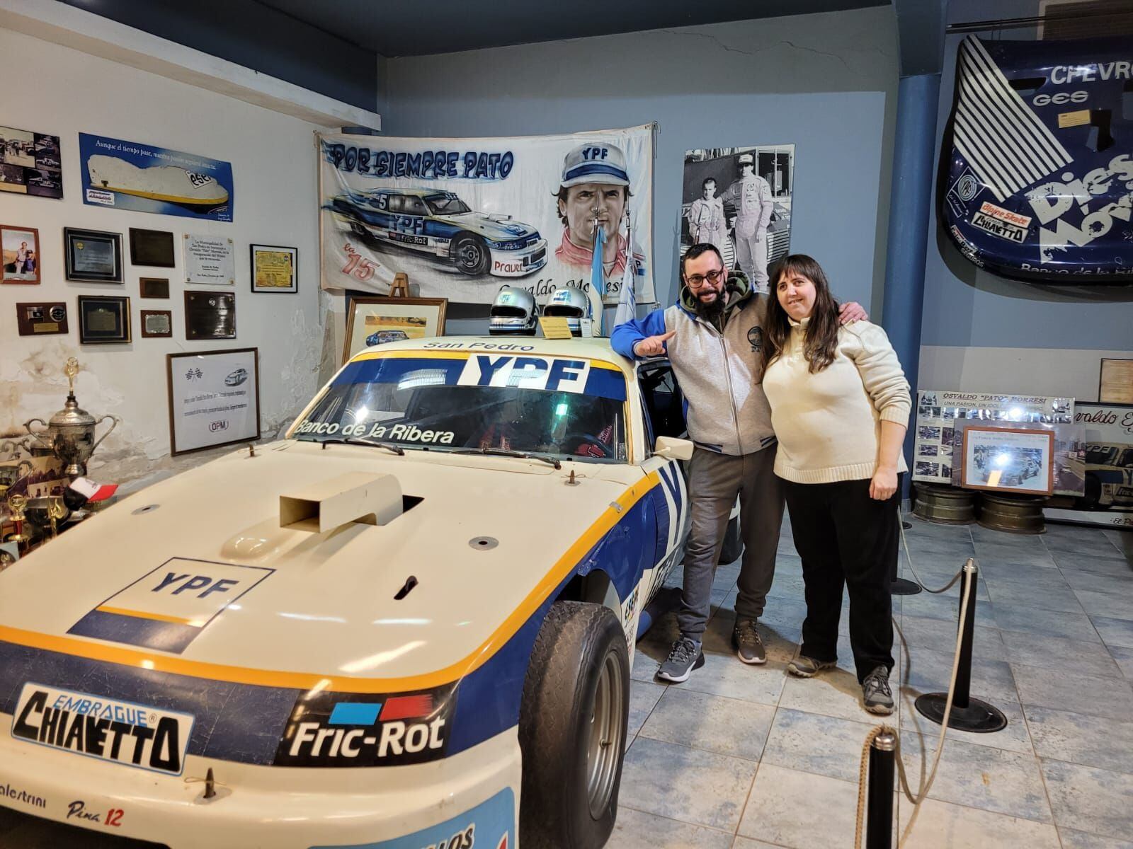 Paula Morresi y un seguidor de su padre en el museo de San Pedro que honra la memoria del Pato (Facebook Paula Morresi)