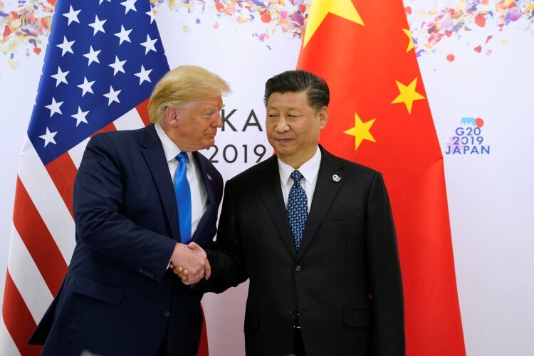 El presidente de Estados Unidos, Donald Trump, y el presidente de China, Xi Jinping, se dan la mano antes de su reunión bilateral durante la cumbre de líderes del G20 en Osaka, Japón, el 29 de junio de 2019 (REUTERS/Kevin Lamarque)