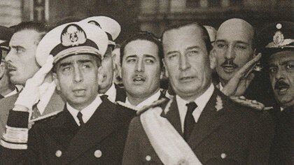 Isaac Rojas y Pedro Eugenio Armaburu. El marino cuando era edecán, fue enviado a investigar la presencia de submarinos alemanes en las costas argentinas