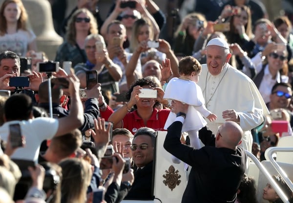 El papa con un bebÃ© durante la audiencia del miÃ©rcoles (REUTERS/Tony Gentile)