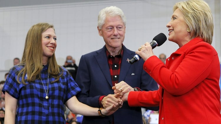 Bill y Hillary Clinton recordaron que el momento más difícil del escandaloso affaire fue cuando tuvieron que hablar con su hija Chelsea (Reuters) 