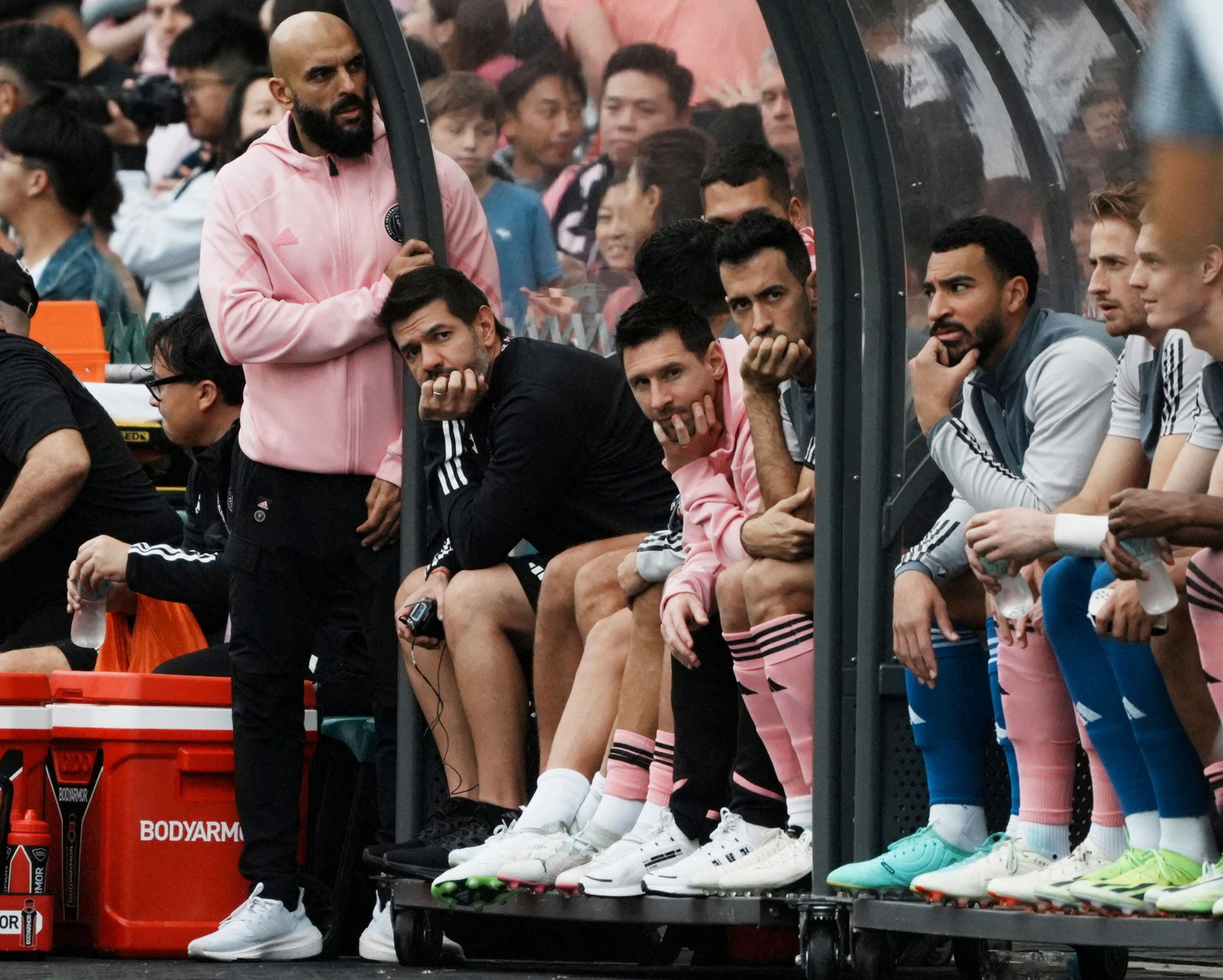 Yassine Cheuko, la sombra de Lionel Messi (REUTERS/Lam Yik)