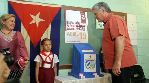 Miguel Díaz Canel, el favorito a suceder a Raúl Castro, durante una votación