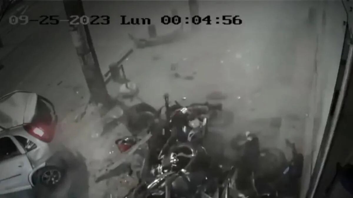 Accidente múltiple en Bogotá: conductor embistió a 10 motocicletas y chocó contra un poste por exceso de velocidad