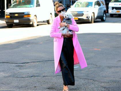 Olivia Palermo marcó tendencia con su look. La actriz sacó a pasear a su perro por las calles de Dumbo, en Nueva York y lució un tapado rosa, camisa marrón y pantalón negro de cuero