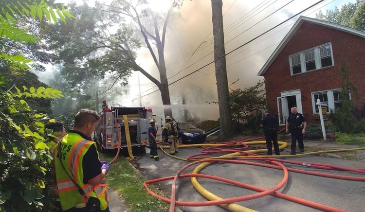 Minutos antes de la explosiÃ³n, sus vecinos lo habÃ­an visto al propietario del inmueble frente a la casa, que habÃ­a sido vendida recientemente a una pareja de jÃ³venesÂ  (Foto: Pittsburgh Post-Gazzette)