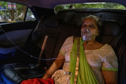 Una mujer con coronavirus recibe oxigeno en un auto 