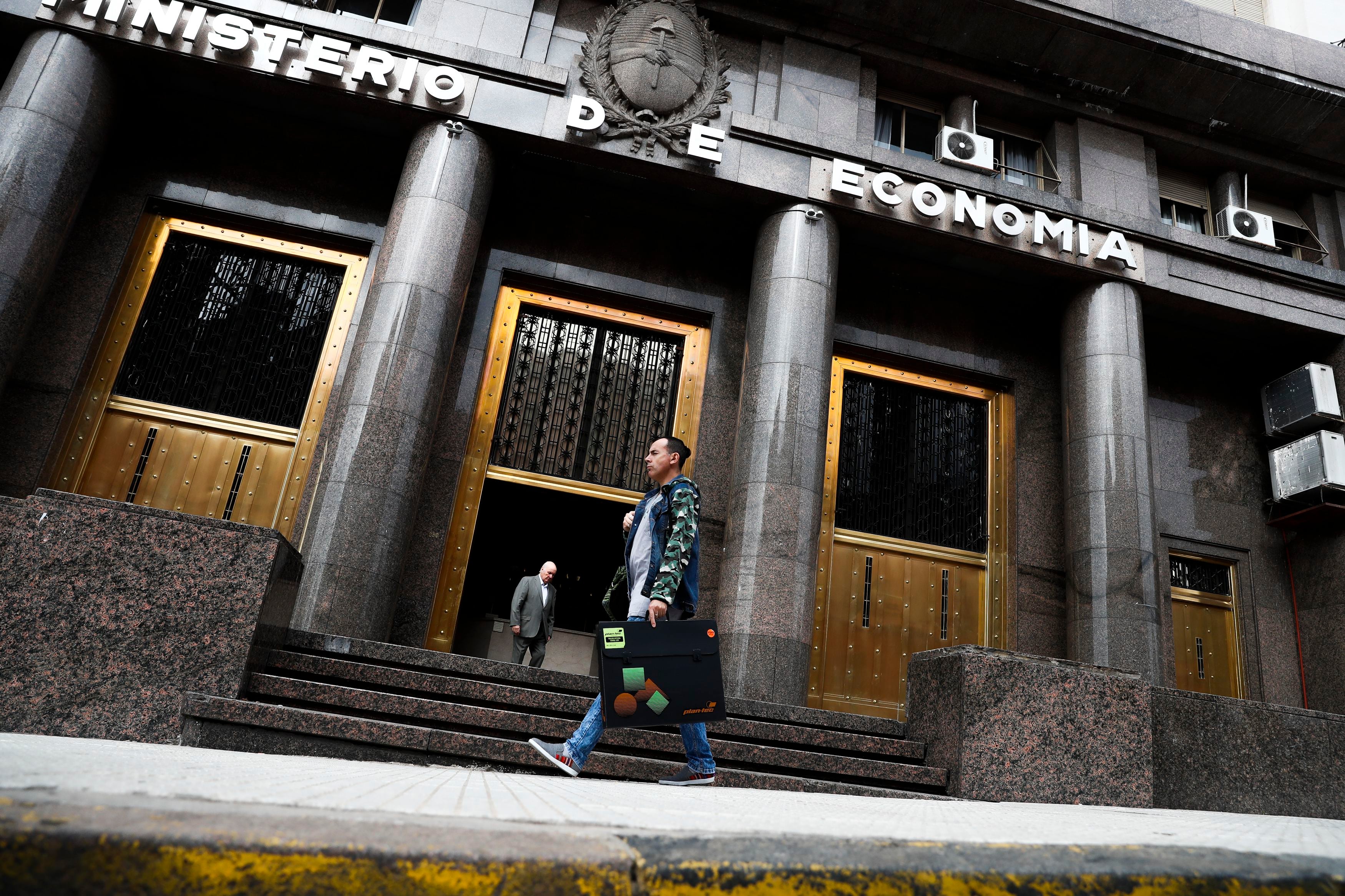 Fachada del Ministerio de Economía de la Nación, fuente de la información sobre deuda 
EFE/David Fernández
