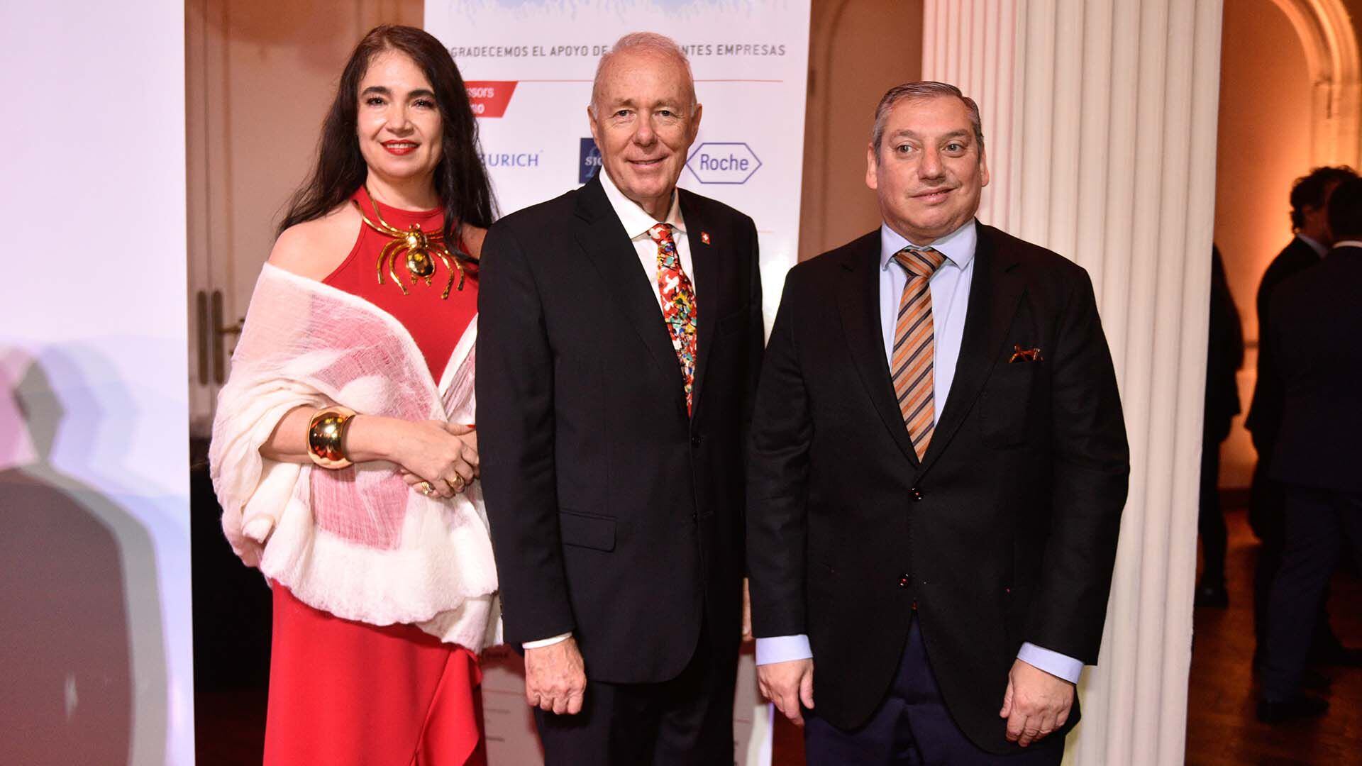 El embajador Hans Rüedi Bortis, y su esposa, Mónica Lorena Lofruscio, junto al embajador de Uruguay, Carlos Enciso Christiansen 