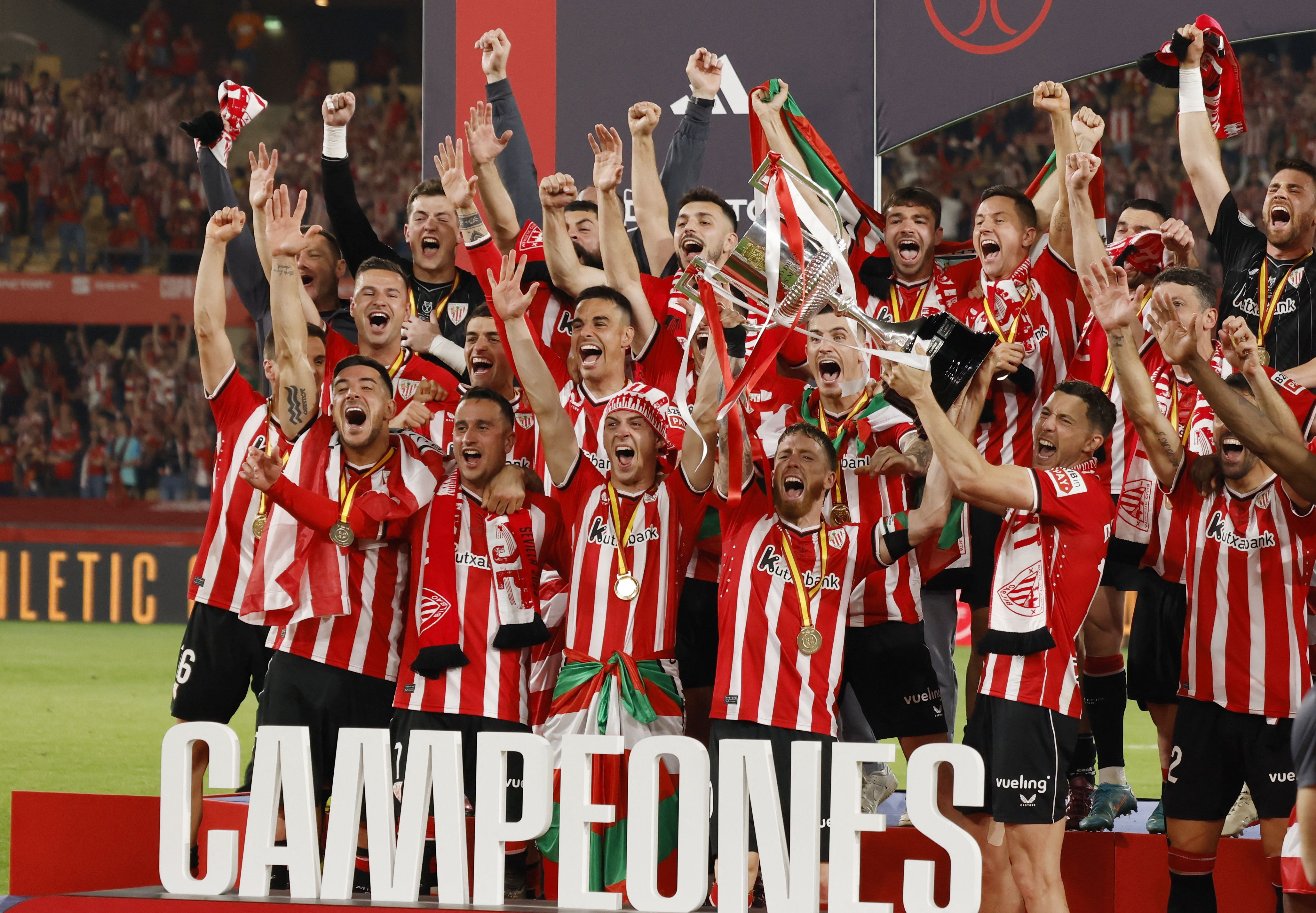 Los jugadores del Athletic celebran la Copa del Rey ganada al Mallorca (REUTERS).
