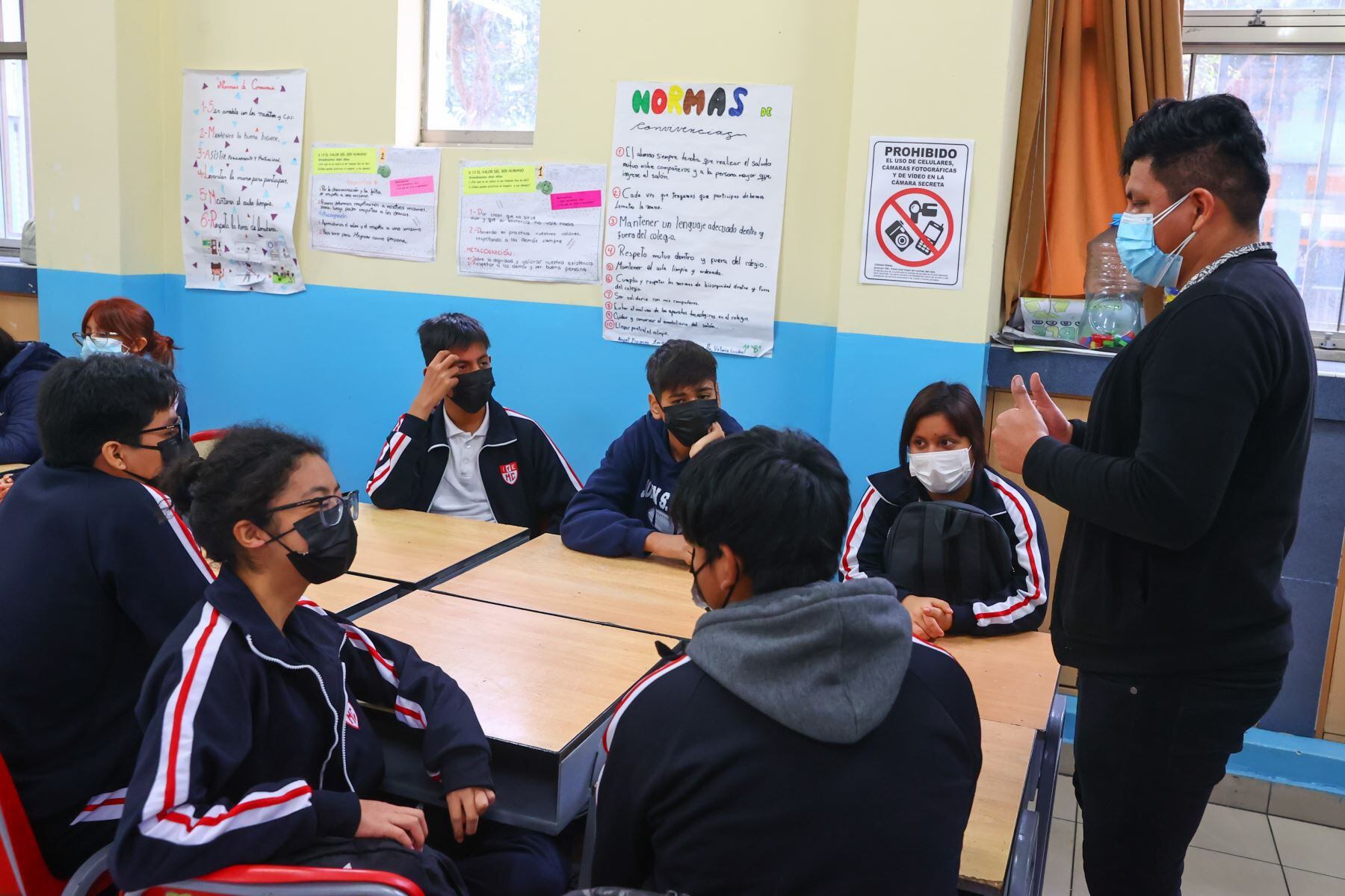 Un docente imparte clases en una institución educativa de Perú.