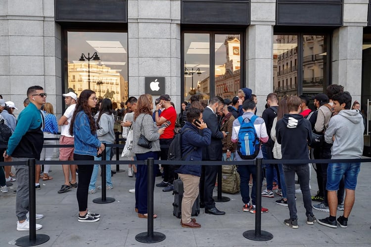 Numerosos usuarios hacen fila en la tienda de Apple de la Puerta del Sol, en Madrid ( EFE/Emilio Naranjo)