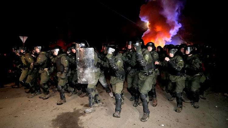 Foto: La policía antidisturbios de Ucrania conteniendo el ataque de los manifestantes (imagen/Infobae)