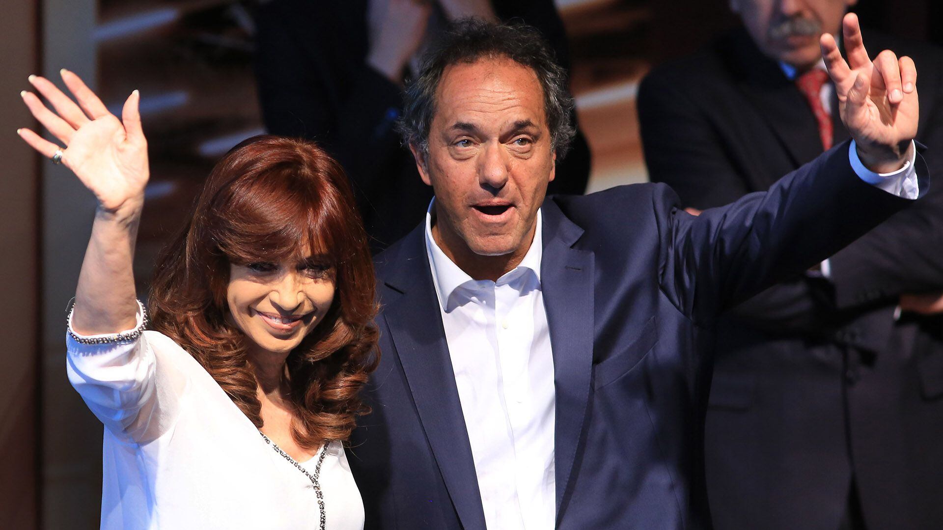 La entonces presidenta Cristina Kirchner junto a Daniel Scioli, quien en 2015 era gobernador bonaerense y candidato a sucederla