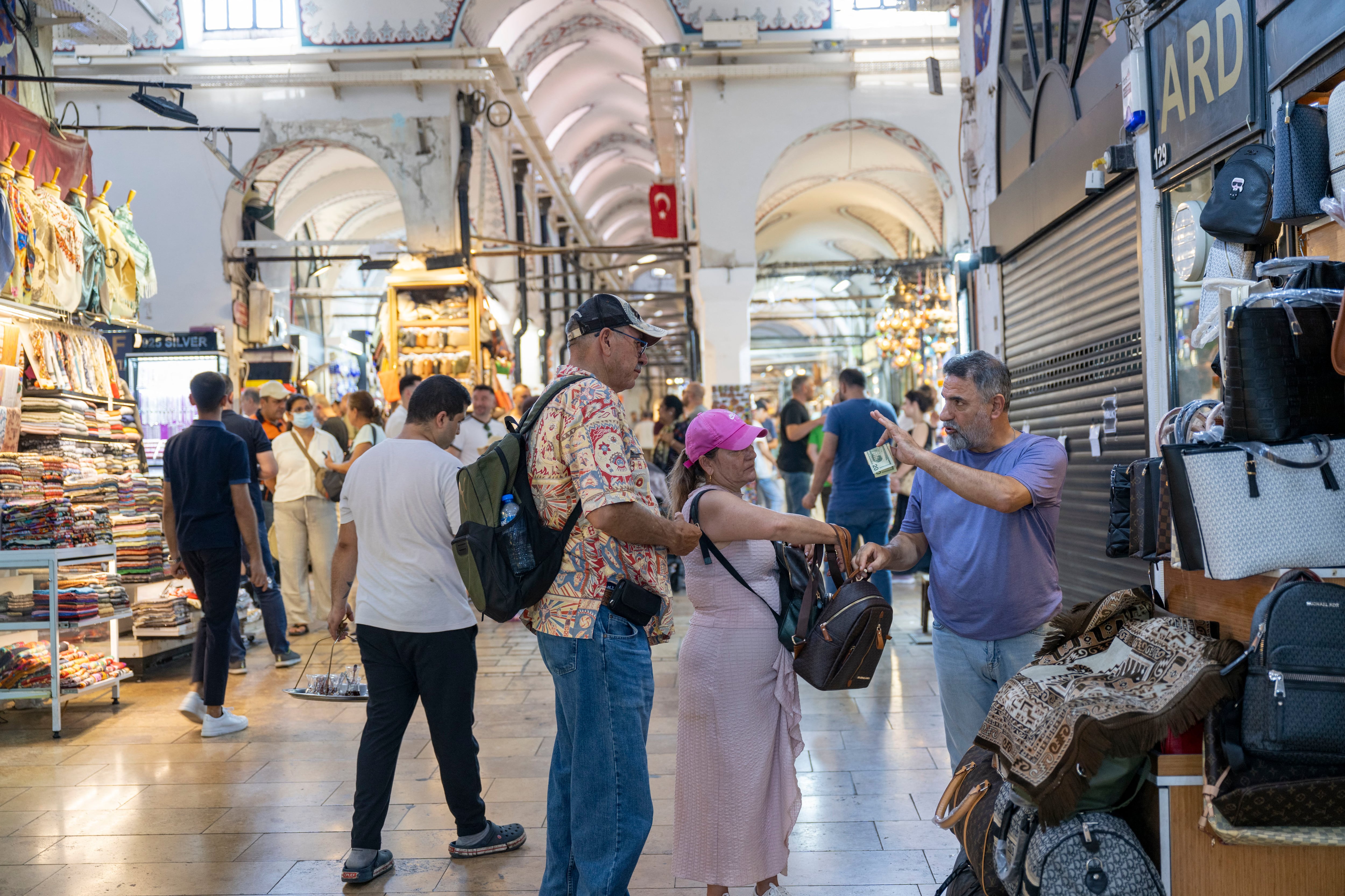 El Gran Bazar de Estambul en crisis, camino a perder su histórico atractivo  - Infobae