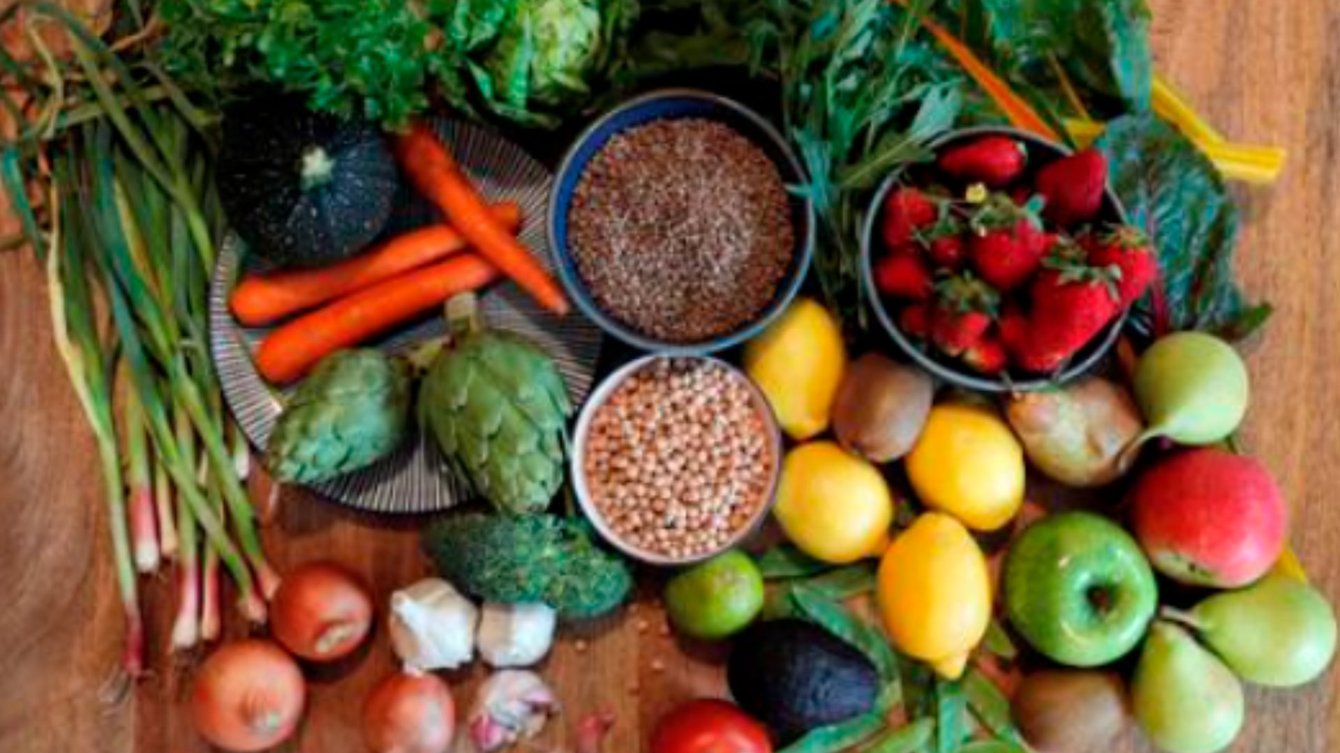 La evidencia científica avala los beneficios de una dieta basada en frutas, verduras, grasas saludables y reducida en azúcares y harinas refinadas (Efe) 