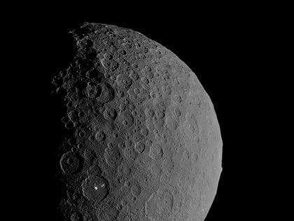 El cráter Occator y Ahuna Mons aparecen juntos en esta vista del planeta enano Ceres obtenida por la nave espacial Dawn de la NASA el 11 de febrero de 2017. NASA / JPL-Caltech / UCLA / MPS / DLR / IDA / Handout via REUTERS. ESTA IMAGEN HA SIDO SUMINISTRADA POR UN TERCERO.
