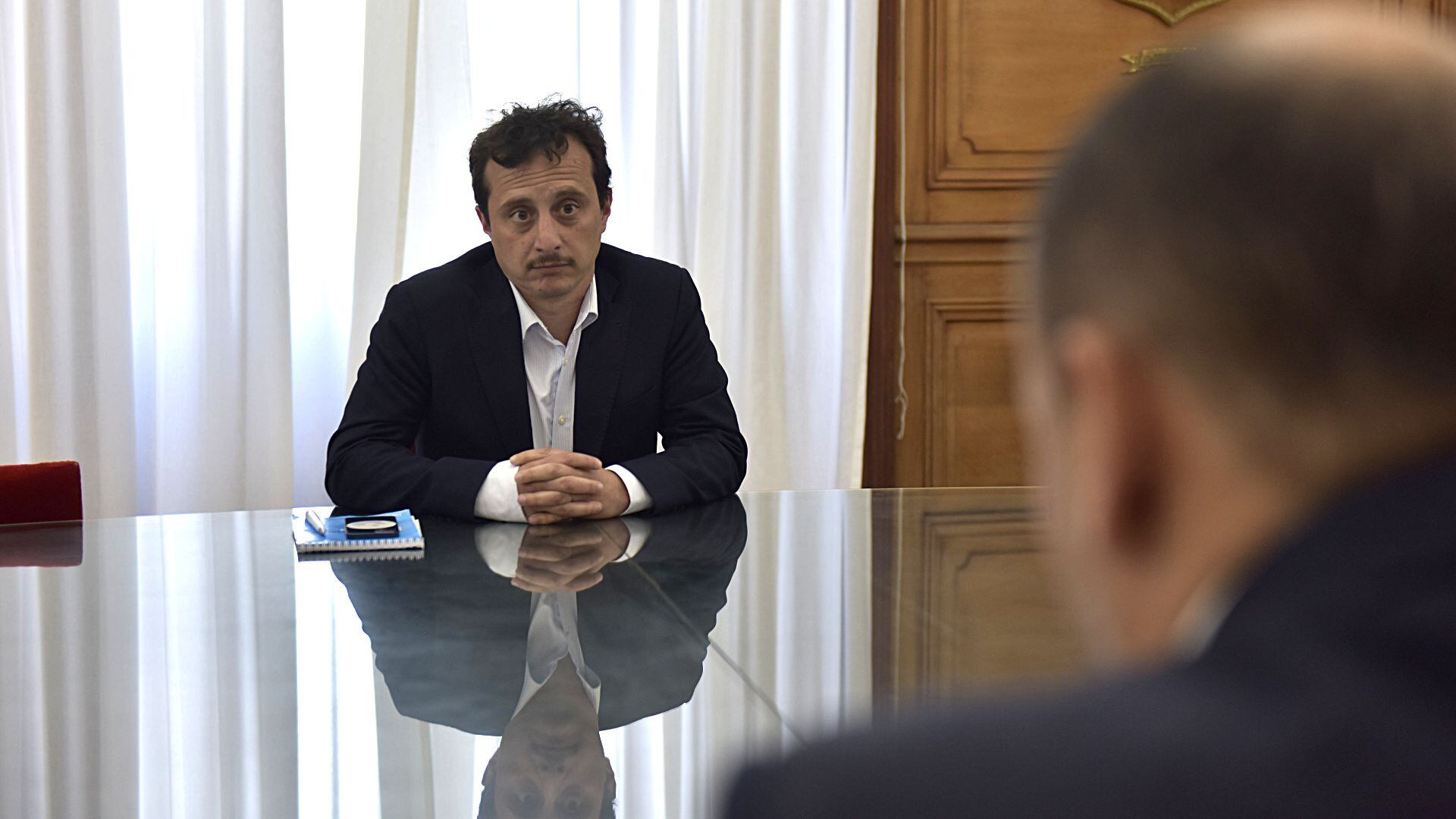 Marcos Schiavi, en la entrevista con Facundo Chaves, en el Salón de los Escudos de Casa Rosada