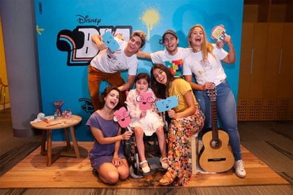 Delfina cumplió su sueño de conocer al elenco de la serie de Disney "BIA", de la que era fanática. Todas cantaron y bailaron para ella. Falleció dos meses después. (IG: @contaconache)