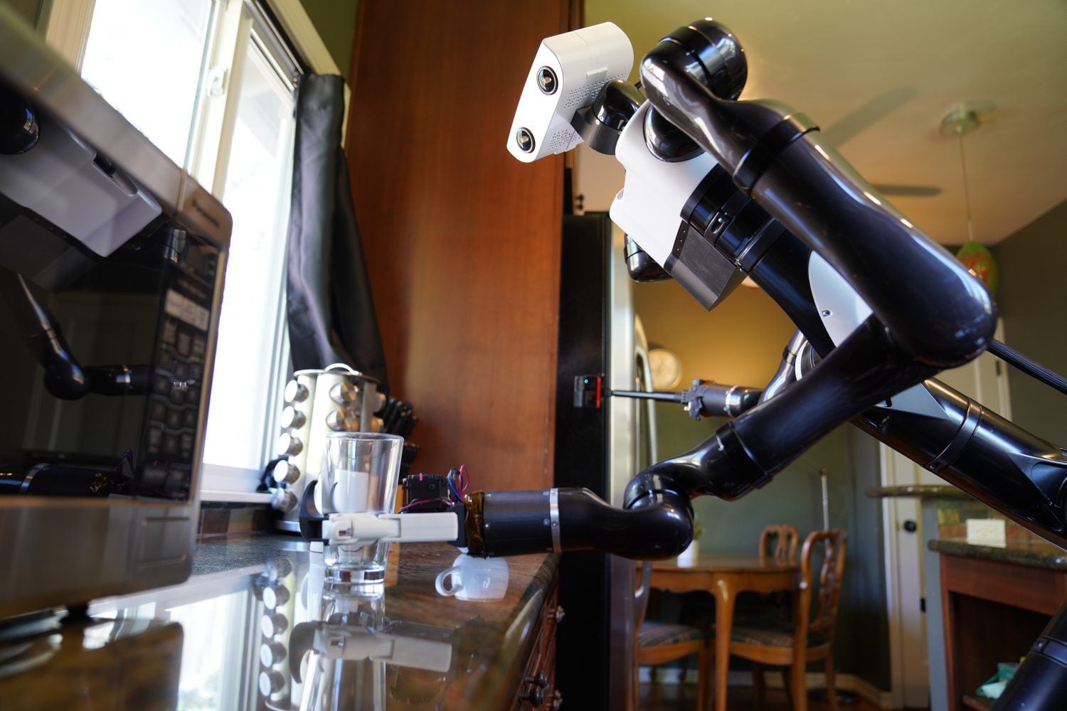 Se están desarrollando robots capaces de manipular objetos frágiles (Toyota)