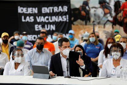 Guaidó reiteró su disposición para ayudar en el pago de vacunas para Venezuela (REUTERS/Leonardo Fernandez Viloria)