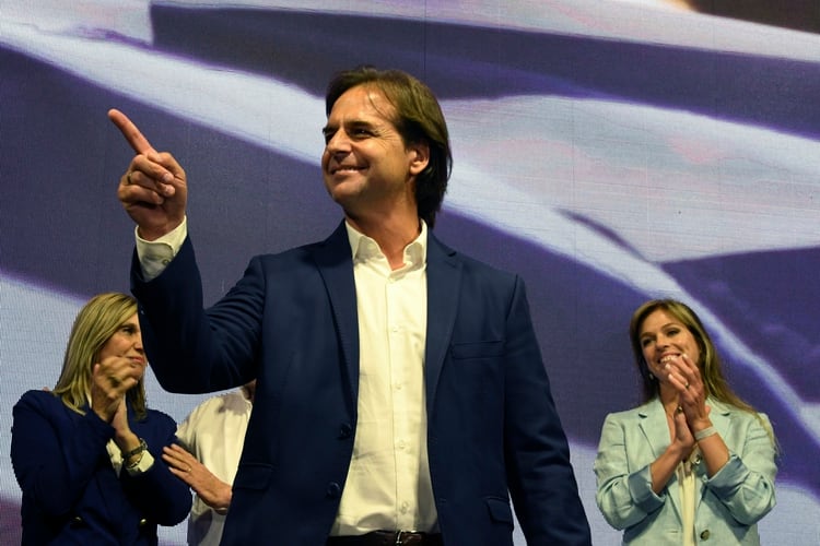 El candidato del Partido Nacional Luis Lacalle celebra con militantes el resultado electoral. (EITAN ABRAMOVICH / AFP)
