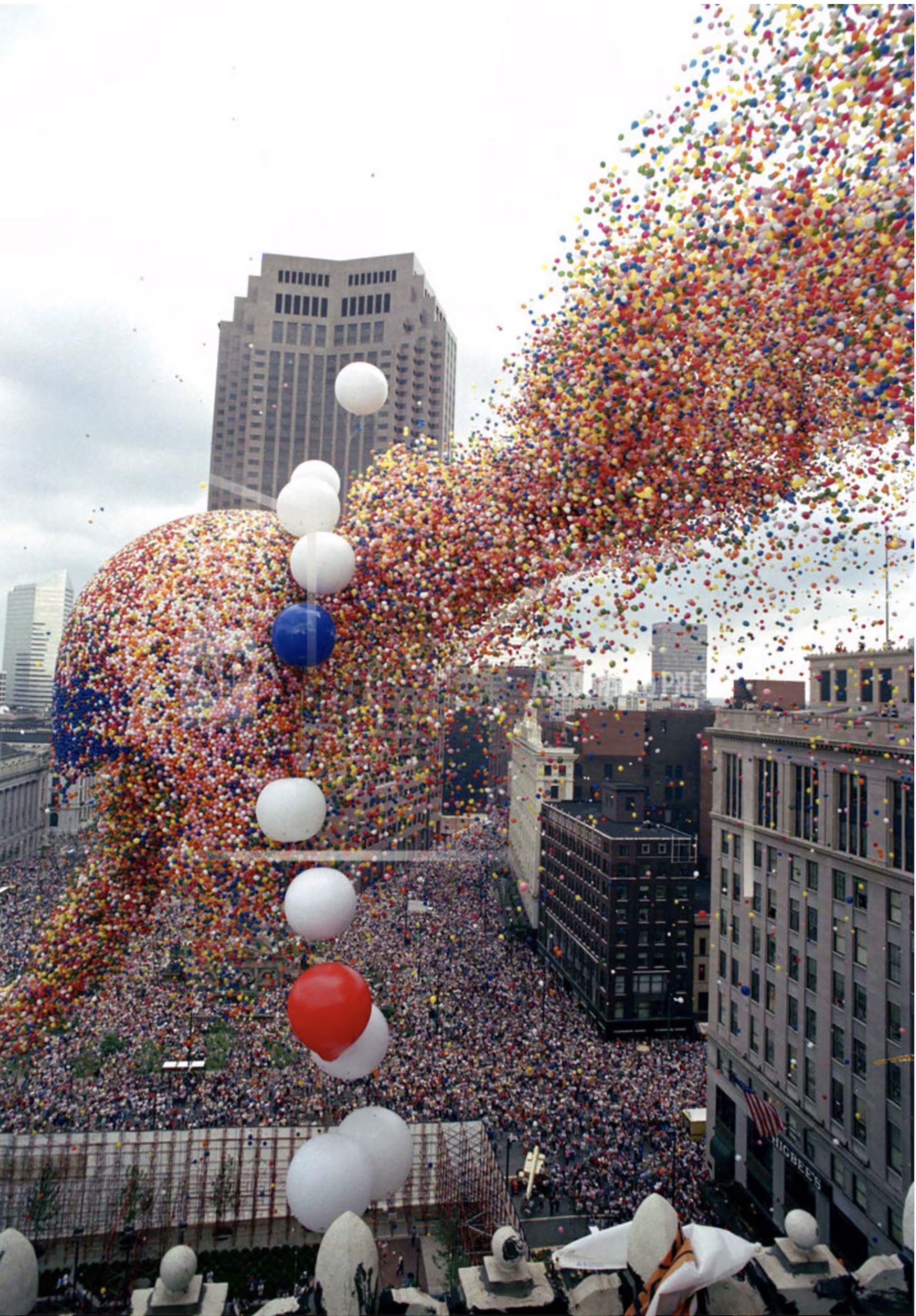 Otra imagen espectacular del Balloonfest de Cleveland en 1986. Lo que empezó como una fiesta, terminó en drama (AP Photo)