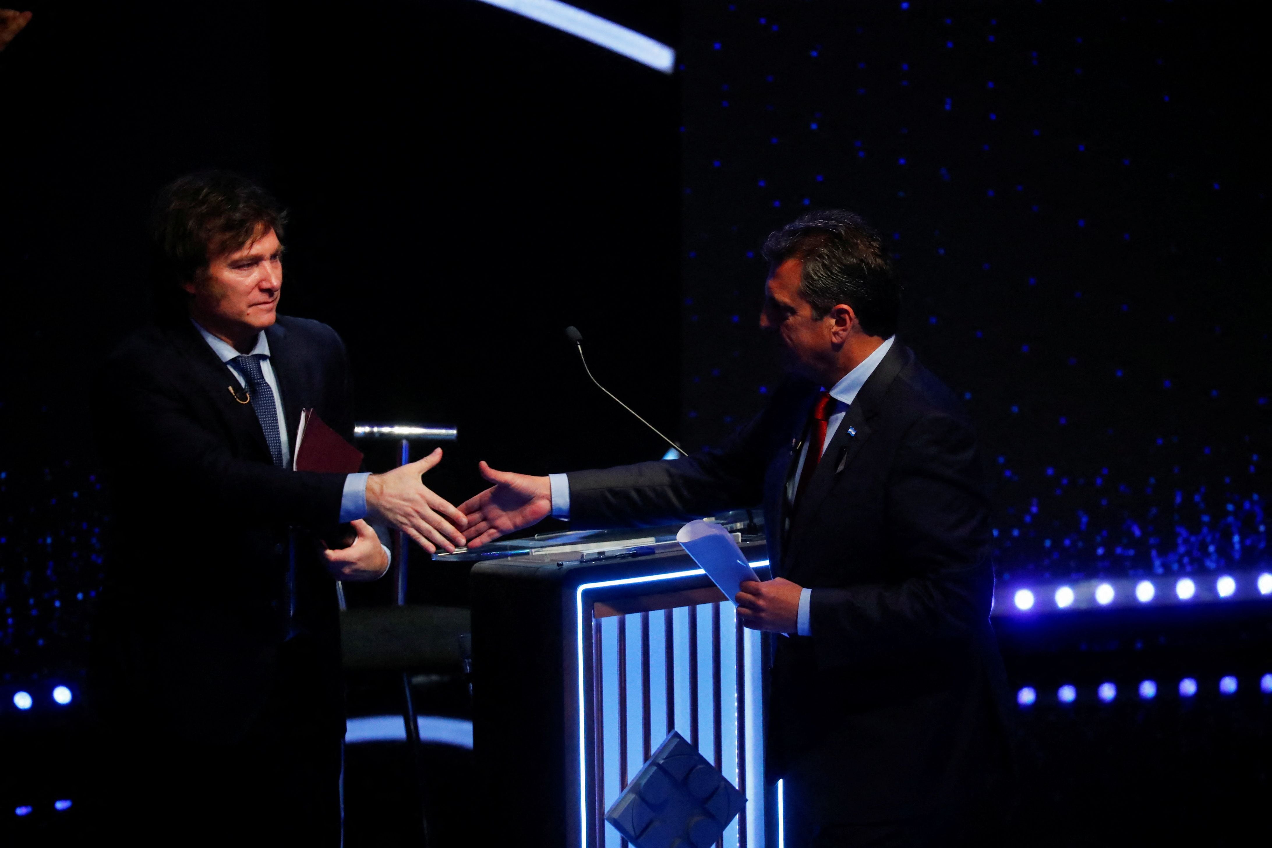 Massa y Mieli, saludándose tras el segundo debate
REUTERS/Agustin Marcarian/Pool