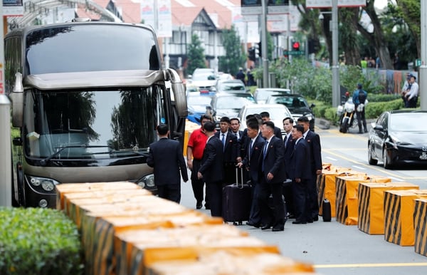 Miembros de la delegación norcoreana en su llegada a Singapur. (REUTERS/Tyrone Siu)