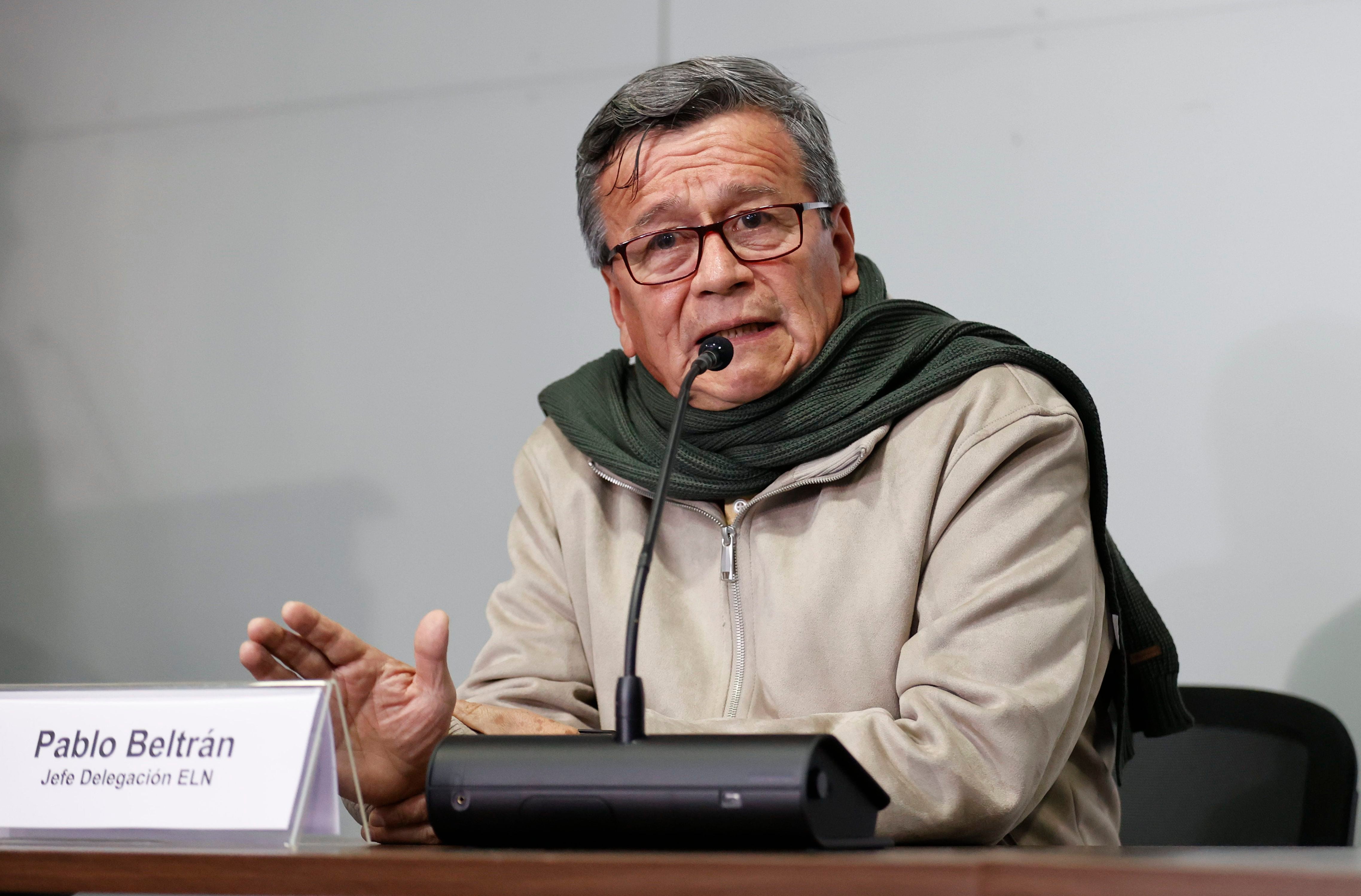 Pablo Beltrán, jefe de la delegación de la guerrilla del ELN, estuvo la primera sesión plenaria con la delegación del Gobierno nacional que tuvo lugar en Bogotá previo al quinto ciclo de diálogos que arranca el 3 de noviembre en México - crédito Mauricio Dueñas Castañeda/EFE