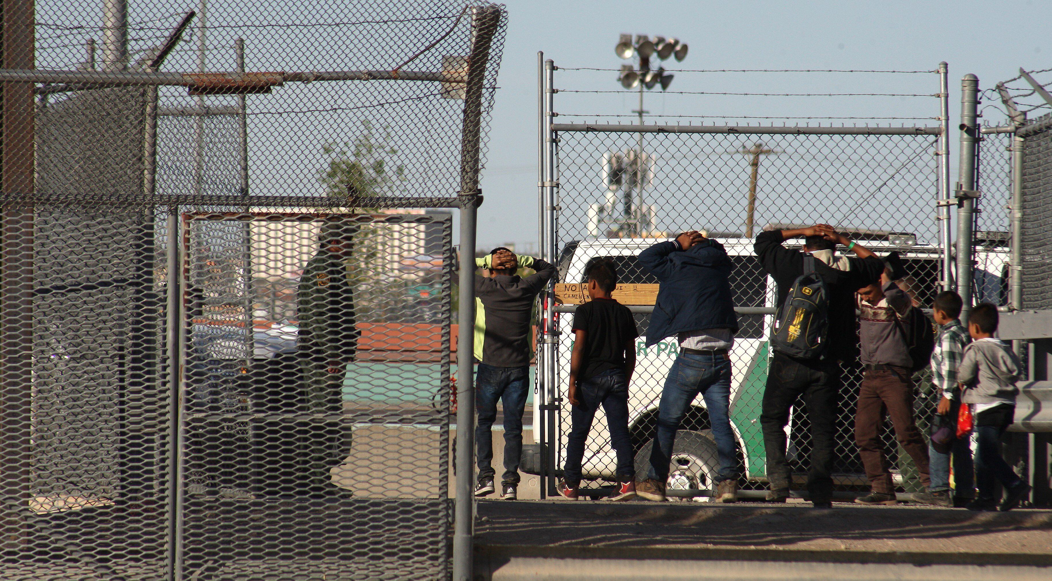 Fotografía de archivo de migrantes son detenidos tras cruzar el río Bravo en la fronteriza Ciudad Juárez, en el estado de Chihuahua (México). EFE/ David Peinado