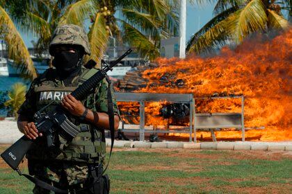 Un soldado de la Marina Armada de México presta guardia durante la quema de cerca de 900 kilos de cocaína en Mérida, estado de Yucatán (México). EFE/Jacinto Canek/Archivo
