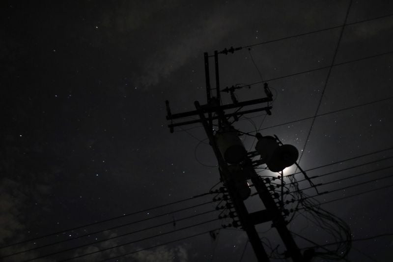 Una torre de electricidad se ve contra la luz de la luna durante un apagón en Güigüe, Venezuela (REUTERS/Manaure Quintero/Archivo)