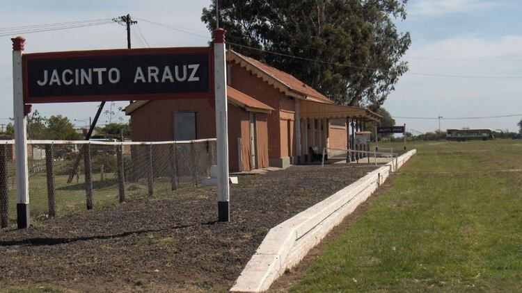 Jacinto Aráuz tiene 131 años de historia: se fundó el 6 de abril de 1889. Se ubica a pocos kilómetros de la Ruta Nacional 35 y de la frontera con la provincia de Buenos Aires. Según el Censo de 2010, su población era inferior a 2.600 personas