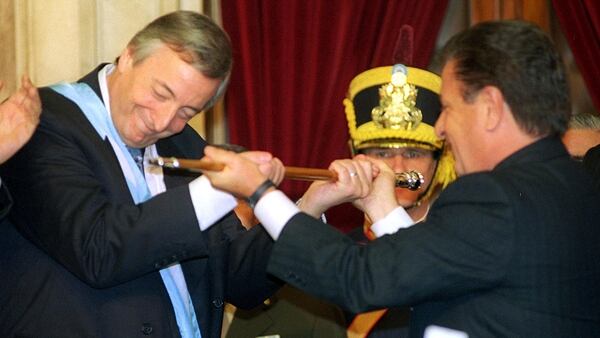 Eduardo Duhalde le entrega el bastón presidencial a Néstor Kirchner (NA)
