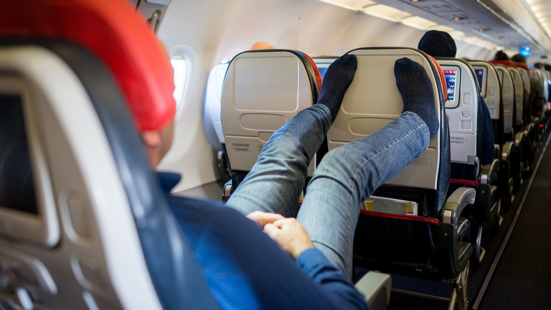Durante el vuelo de más de 6 a 8 horas, los pasajeros deberían pararse y caminar cada 1 ó 2 horas, usar ropa cómoda, evitar cruzar las piernas,  y evitar los sedantes, hipnóticos y el alcohol, que pueden hacer que nos movamos menos