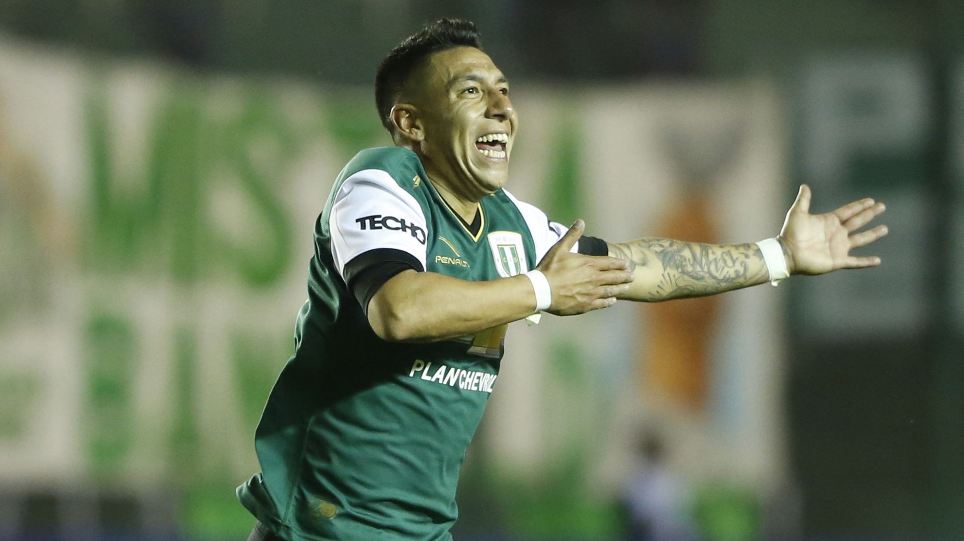 Sarmiento, con la casaca de Banfield, en uno de los picos de su carrera (Photo by Gabriel Rossi/LatinContent/Getty Images)