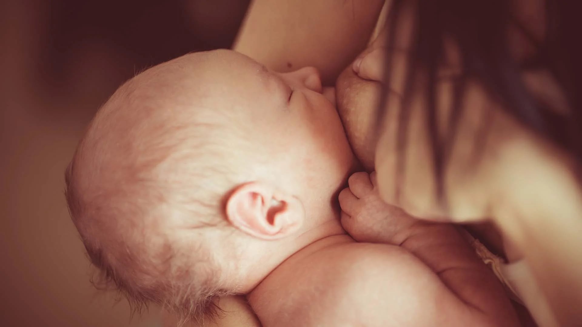 Los primeros síntomas de galactosemia se manifiestan a partir de la lactancia materna (Shutterstock)