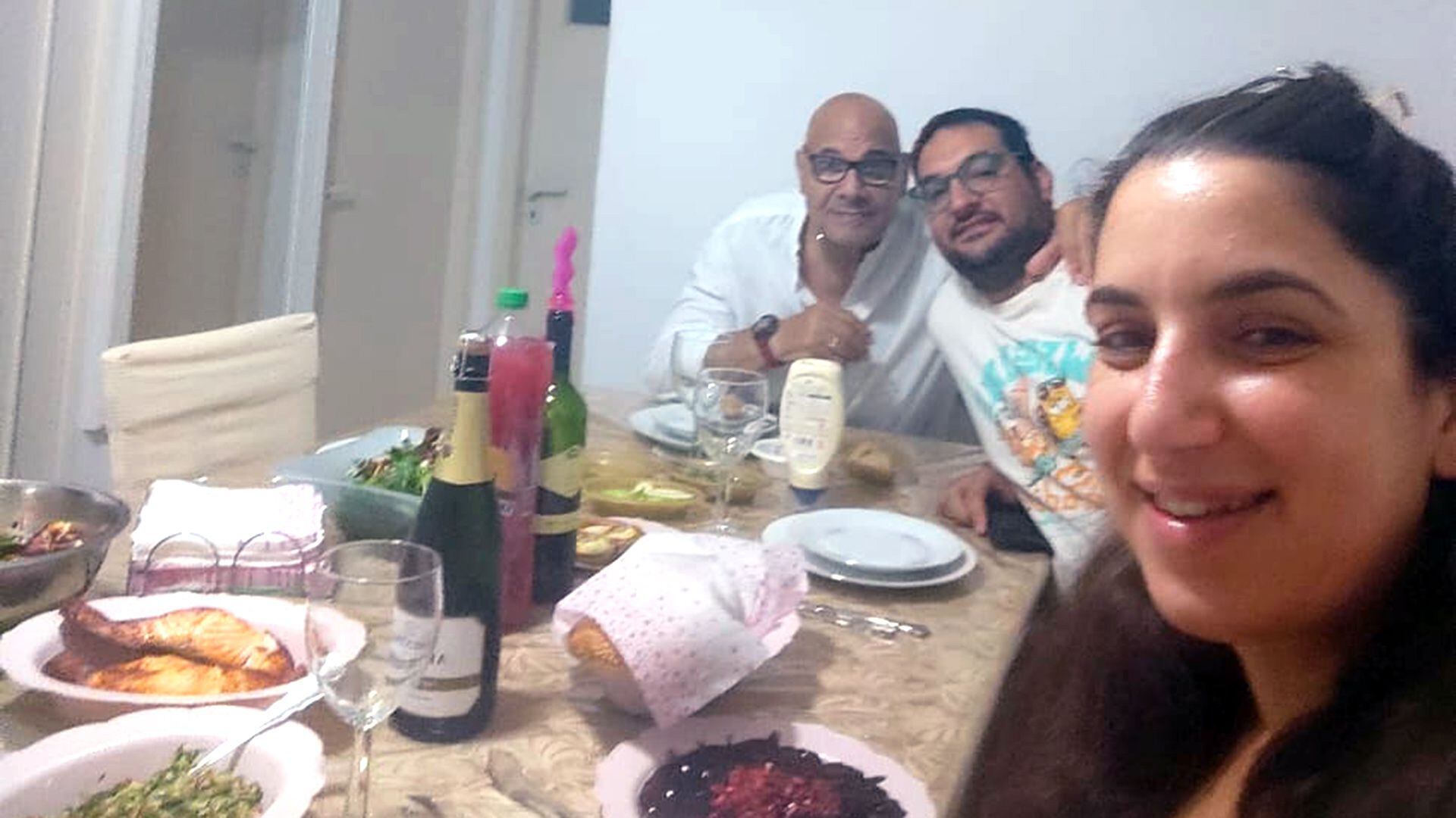 Mat&iacute;as y Eivan en una selfie de una cena familiar con Pedro Burstein