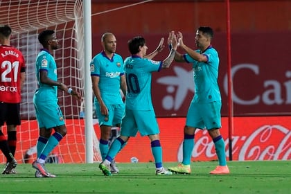 El argentino festeja su gol junto a Luis Suáresz (EFE/JuanJo Martín)

