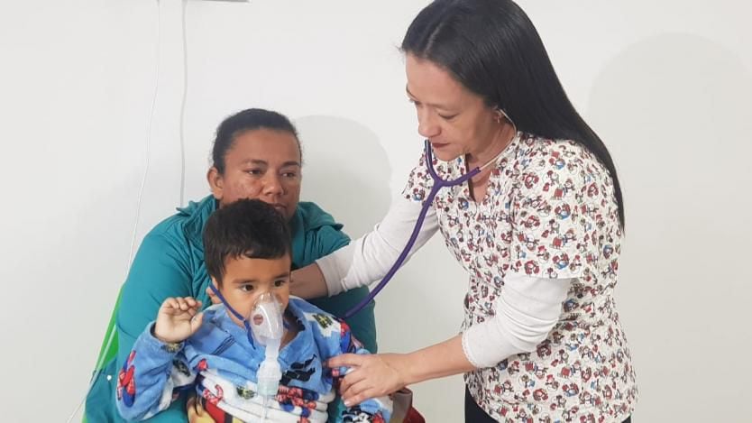 Imagen de archivo. Una enfermera de Bogotá atiende a un niño con una Infección Respiratoria Aguda. Foto: Secretaría de Salud de Bogotá