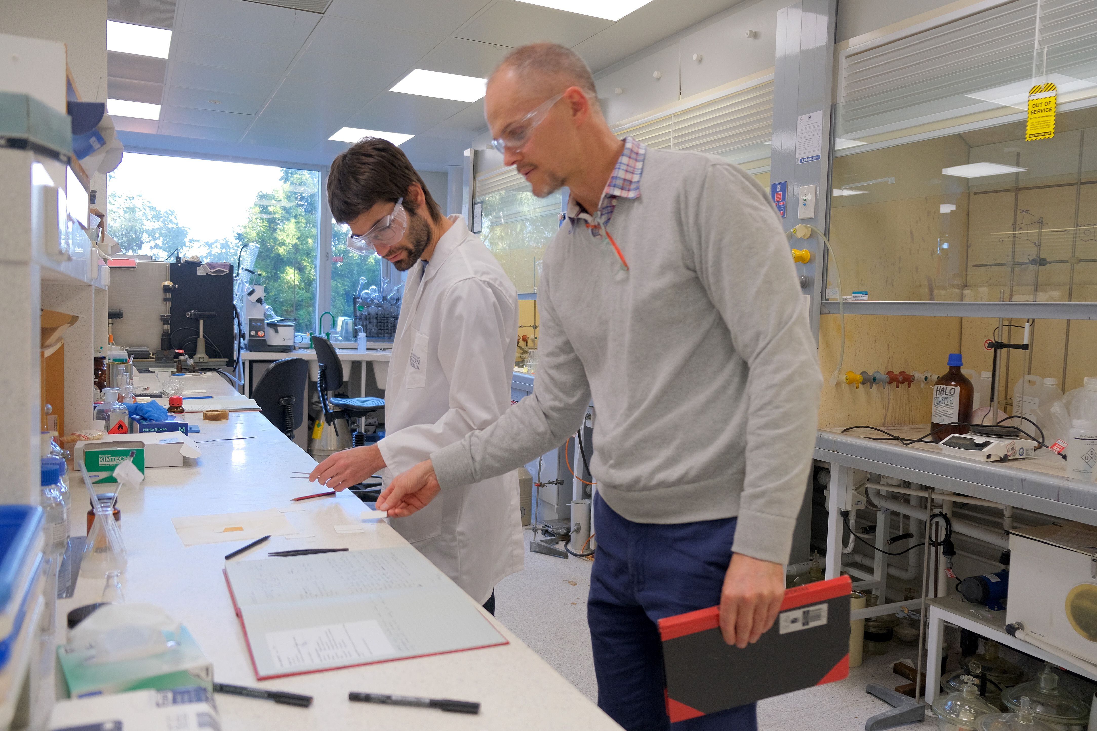 Mark Walkey, a la izquierda, y Matthew Piggott examinan muestras en un laboratorio de la Universidad de Australia Occidental, donde intentan acortar la duración de los efectos de la MDMA y eliminar una propiedad adictiva débil. (Frances Vinall/The Washington Post)