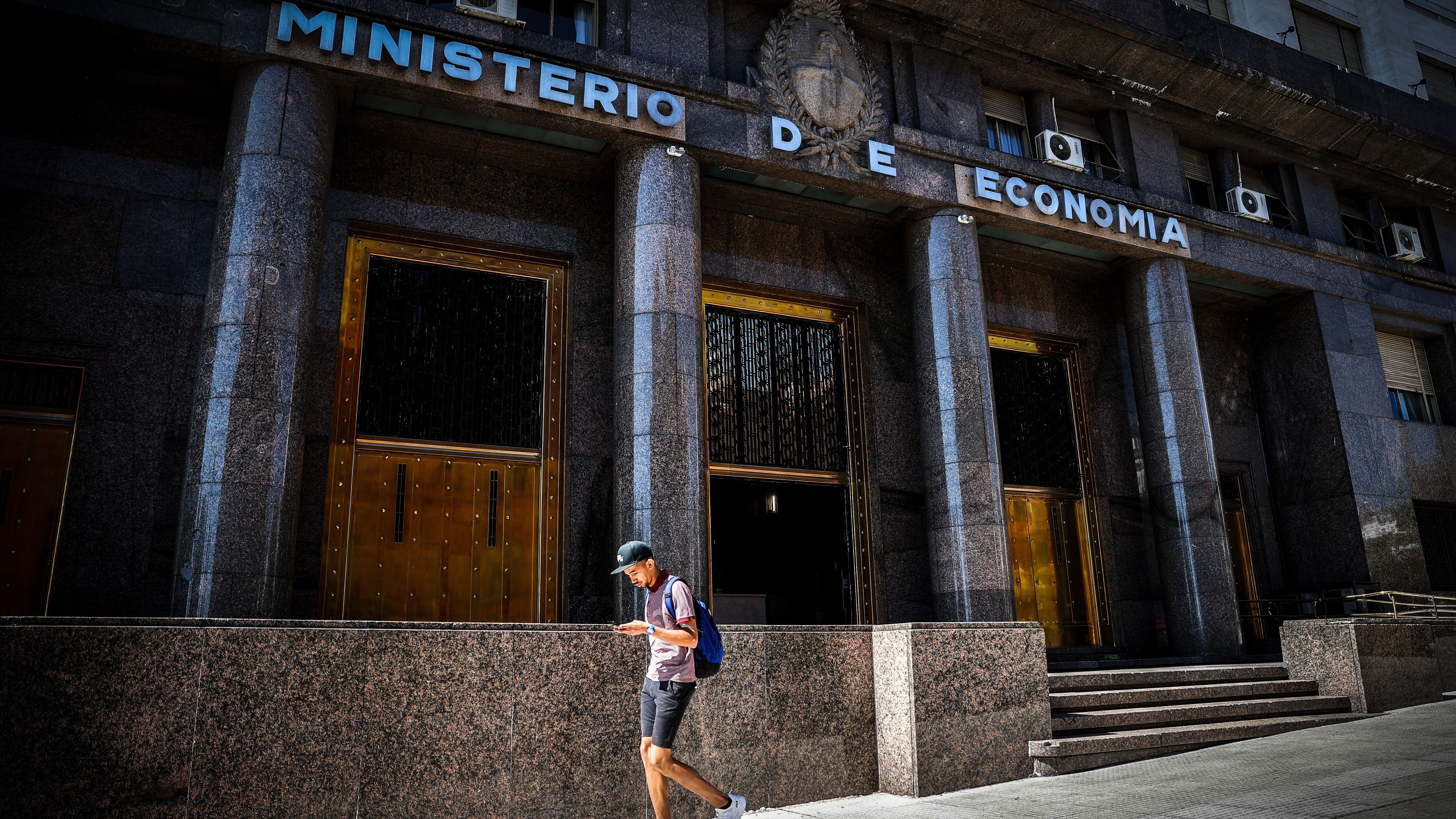 Una persona camina frente al Ministerio de Economía hoy en la ciudad de Buenos Aires (Argentina). EFE/Juan Ignacio Roncoroni
