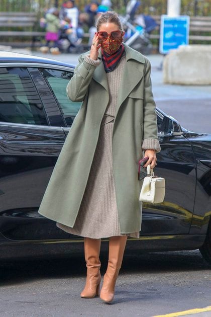 Olivia Palermo paseó por las calles de  Dumbo, Brooklyn, en Nueva York. La actriz marcó tendencia con su look: lució un vestido de lana y un tapado, ambos en la gama de los grises, unas bucaneras color camel y un pañuelo en su garganta. Además, un tapabocas muy canchero de distintos colores. Completó su outfit con unos anteojos de sol y una cartera chiquita blanca de cuero (Fotos: The Grosby Group)