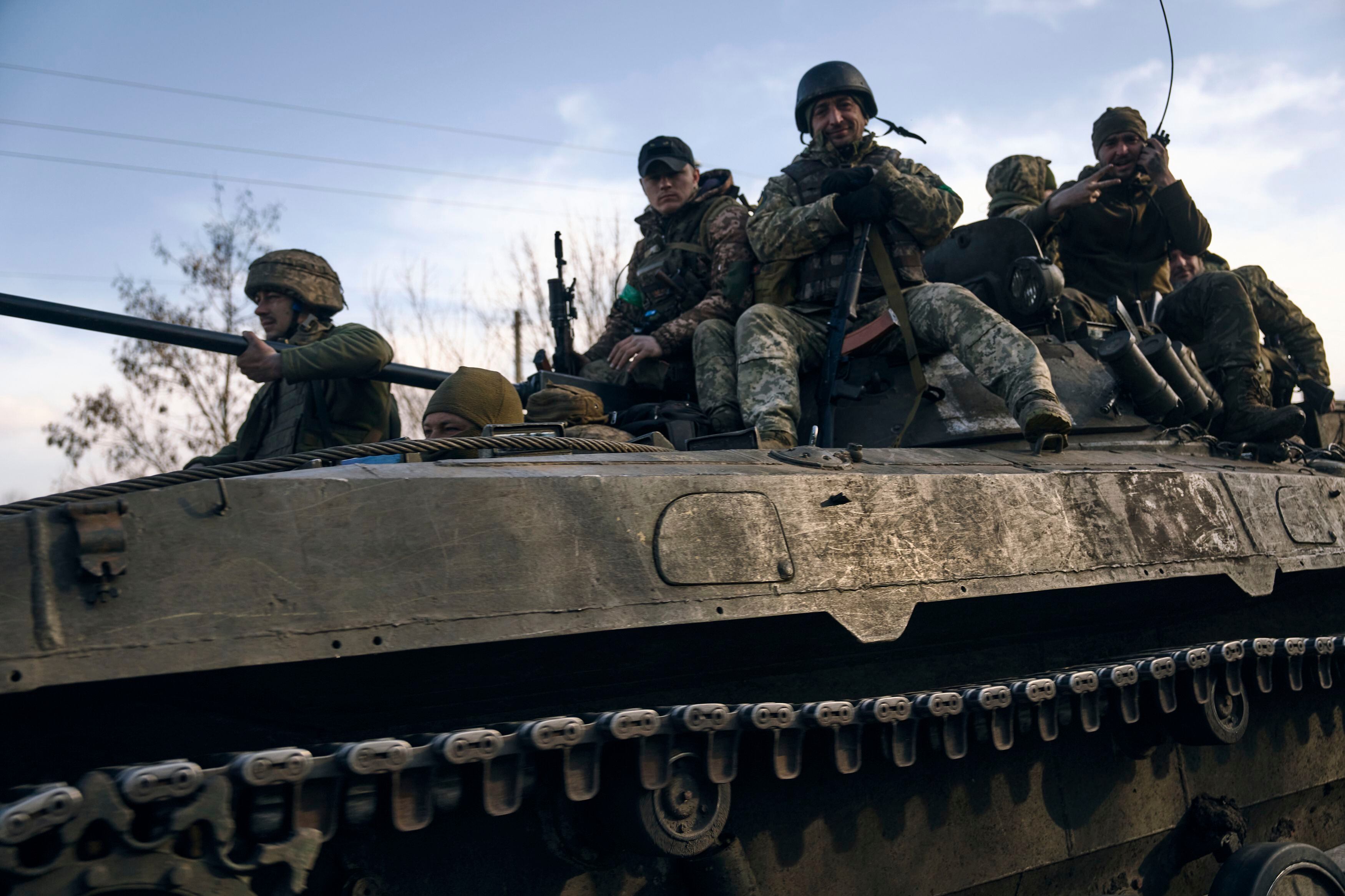 Soldados ucranianos en un vehículo blindado en el frente en Bajmut, región de Donetsk, Ucrania, 22 de marzo de 2023. (AP Foto/Libkos/Archivo)