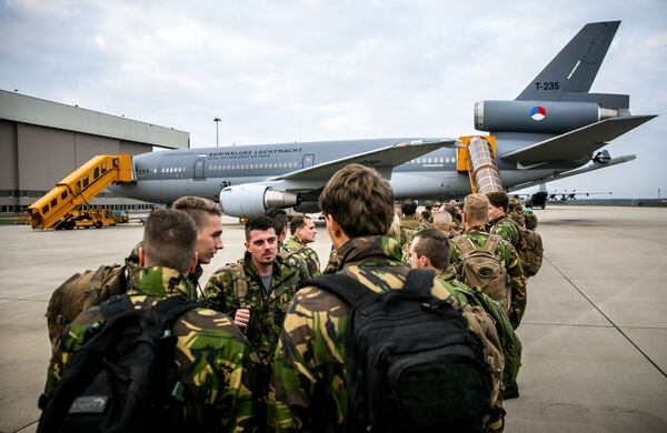 Tropas holandesas se aprestan para abordar la aeronave que los llevará a Noruega (AFP)