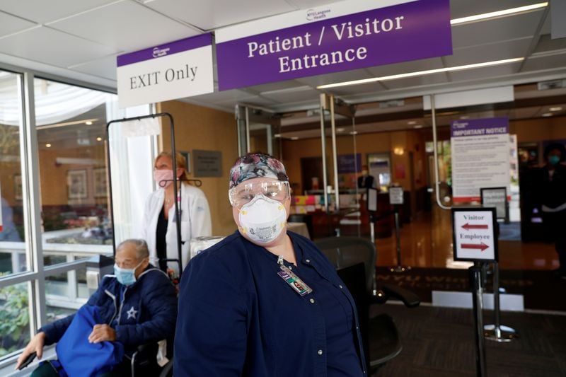 Foto de la enfermera Meghan Lindsey posando en la entrada del NYU Winthrop Hospital, donde trabaja en medio de la pandemia de coronavirus. 
May 14, 2020. REUTERS/Shannon Stapleton