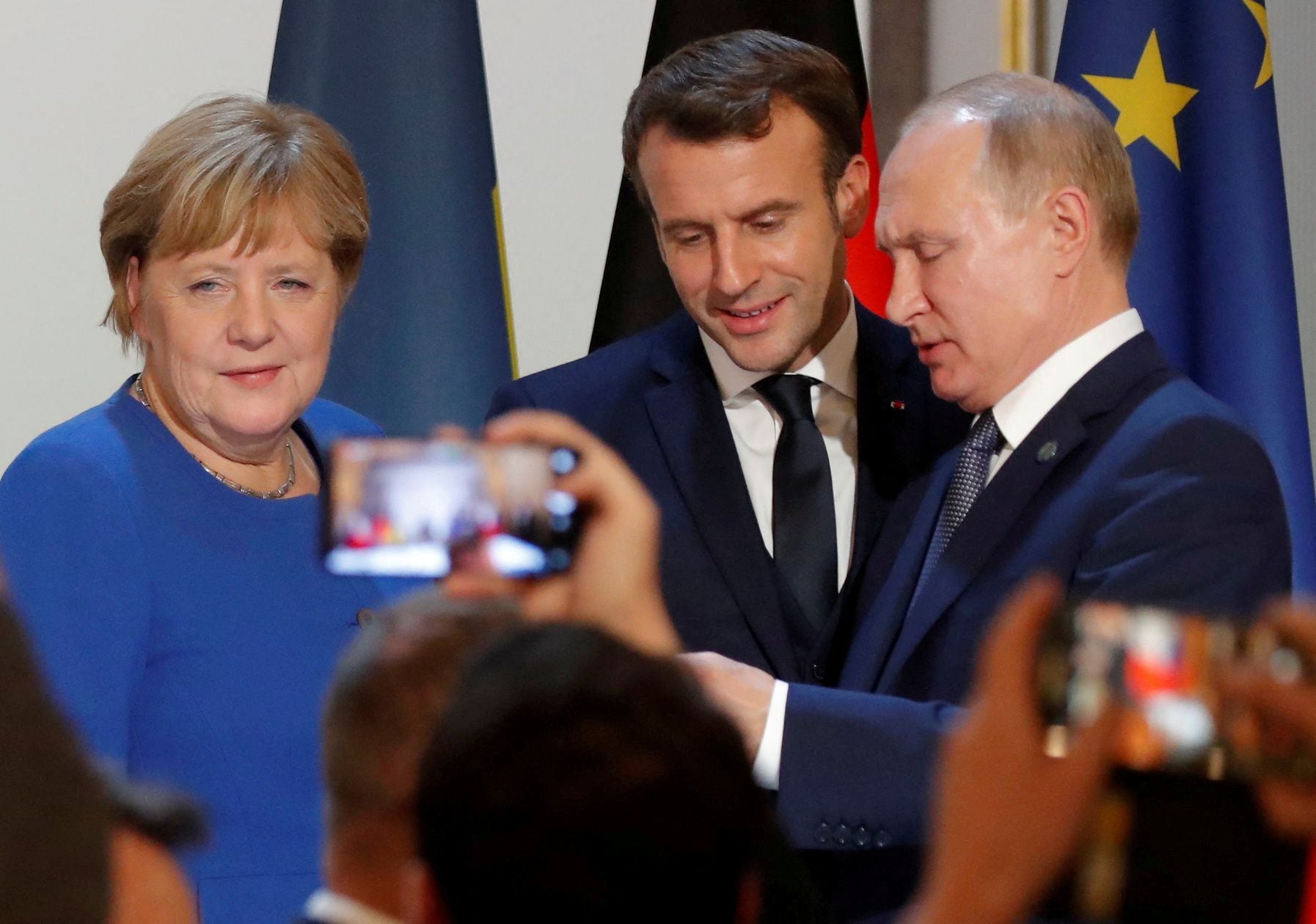 La entonces canciller alemana Angela Merkel, junto al presidente francés, Emmanuel Macron, y el de Rusia, Vladimir Putin, en una cumbre en París (December 9, 2019. REUTERS/Charles Platiau)